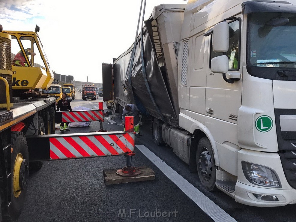 LKW Ladung verschoben A 3 Rich Oberhausen Hoehe AS Koeln Dellbrueck SP P44.jpg